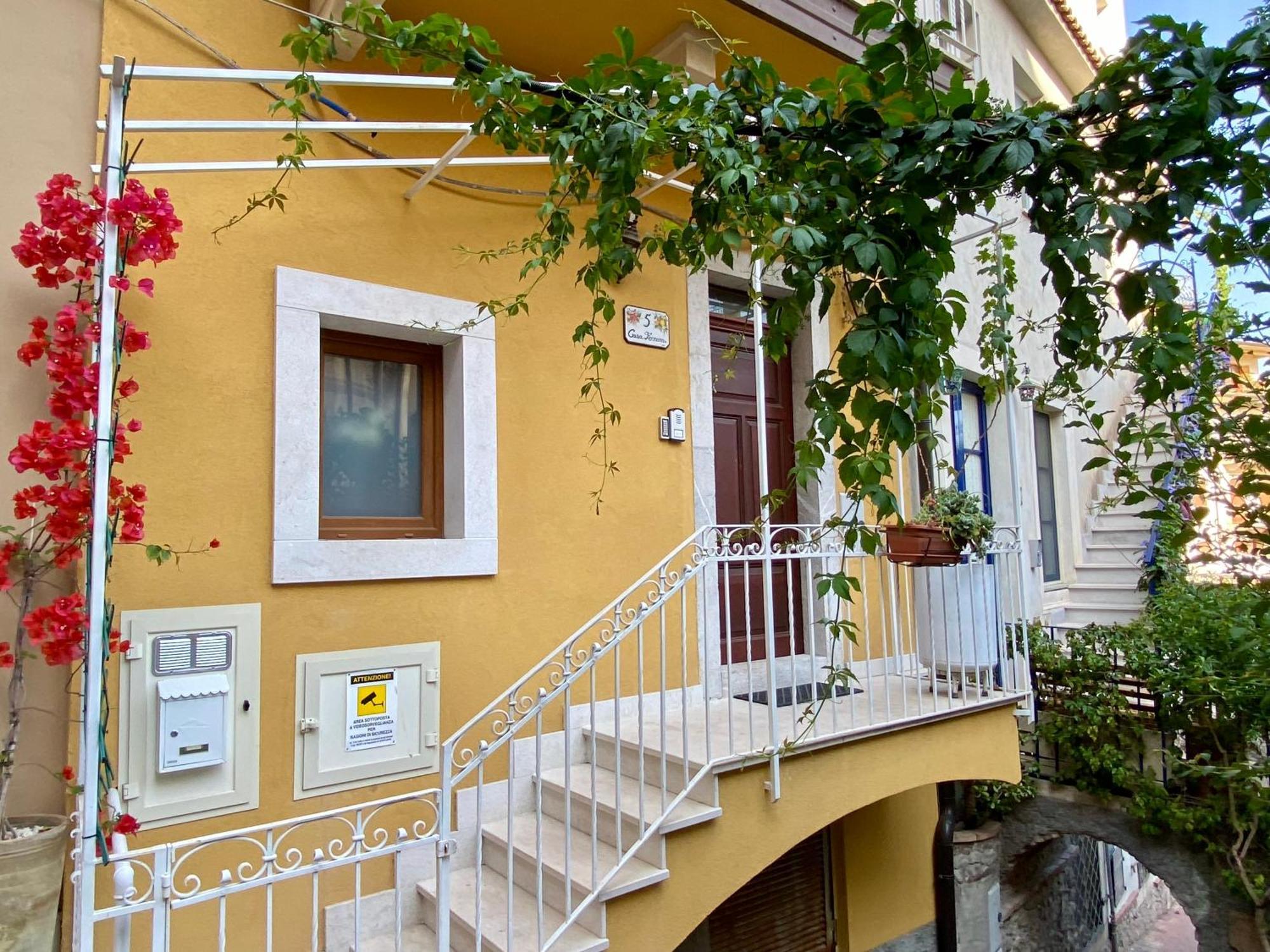 Sole Apartment Taormina Bagian luar foto