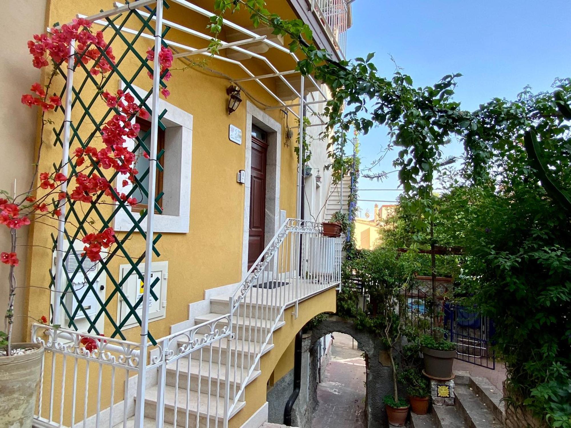 Sole Apartment Taormina Bagian luar foto